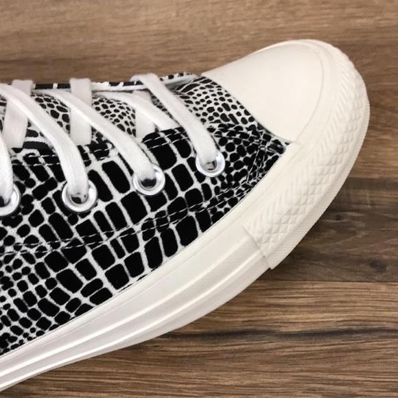 CONVERSE CTAS HIGH TOP BRAND NEW size junior 4 = size 6 women's.size5=size 7wome - Picture 11 of 15